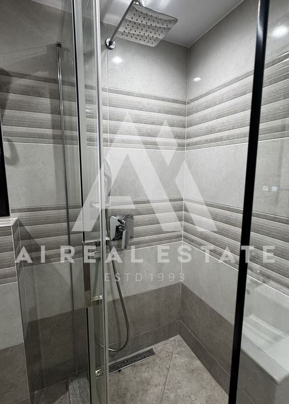 Двуетажна къща с гараж и двор - 0