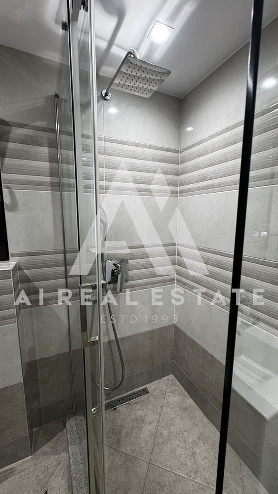 Двуетажна къща с гараж и двор - 0