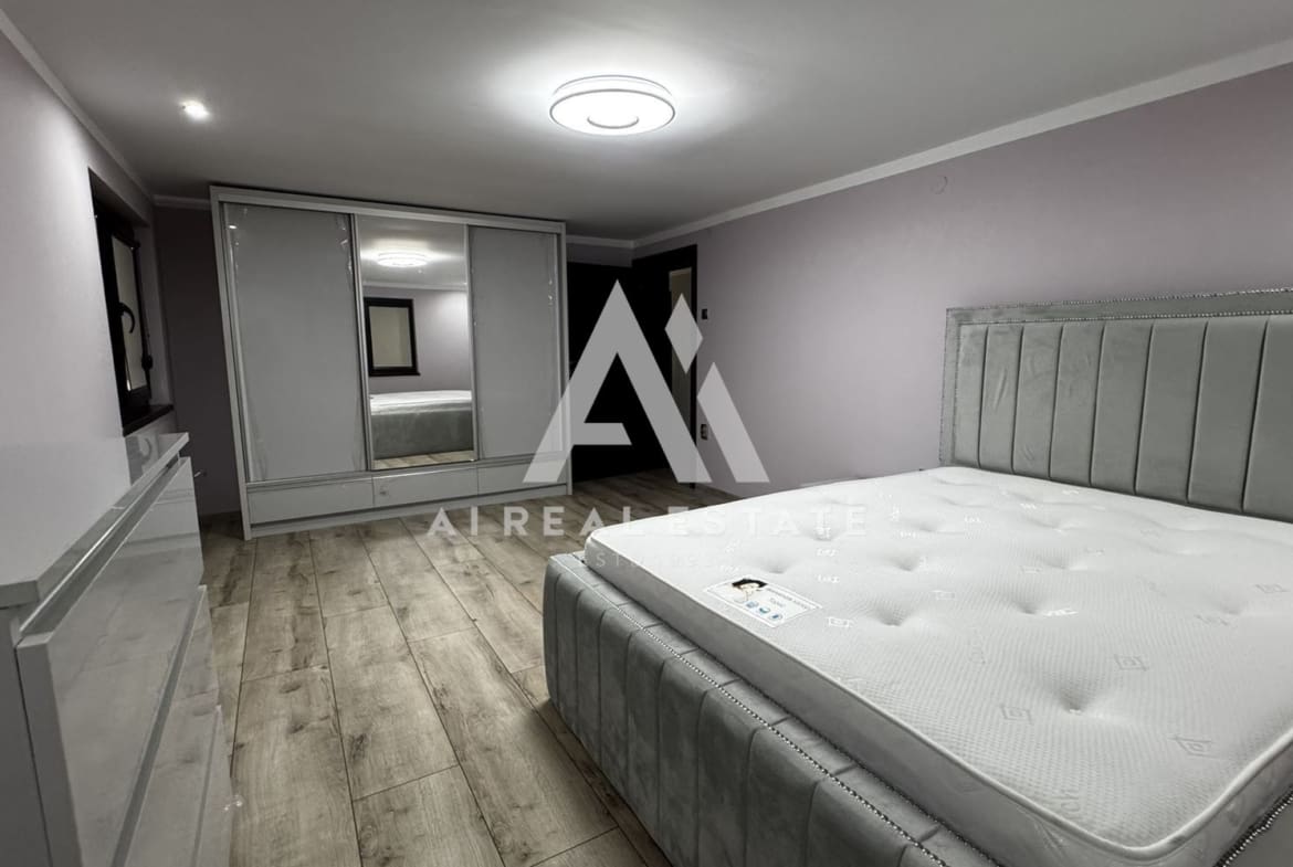 Двуетажна къща с гараж и двор - 0