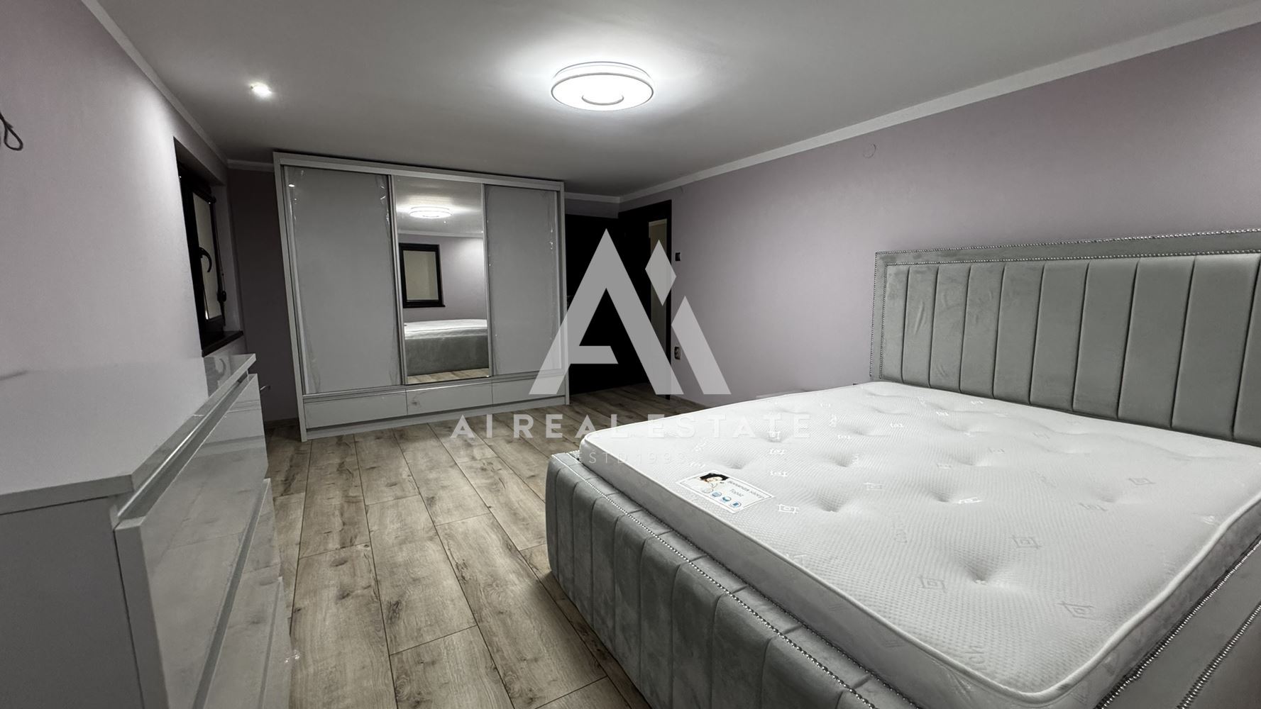 Двуетажна къща с гараж и двор - 0