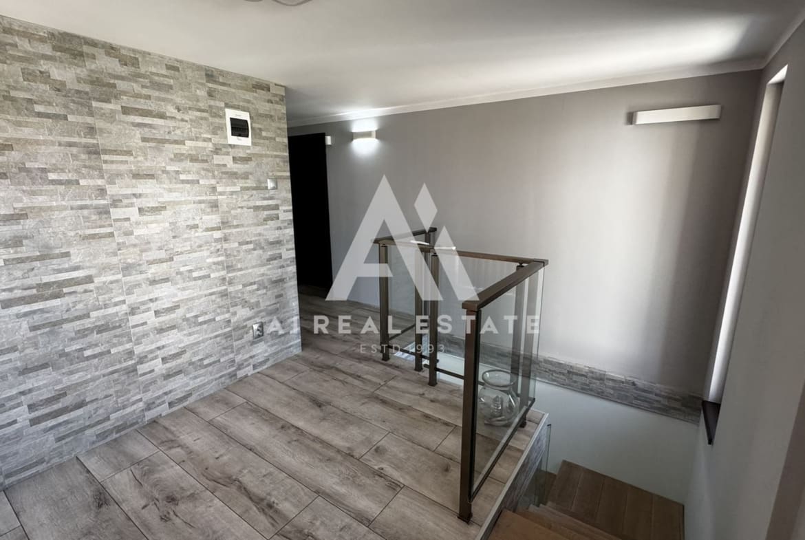 Двуетажна къща с гараж и двор - 0