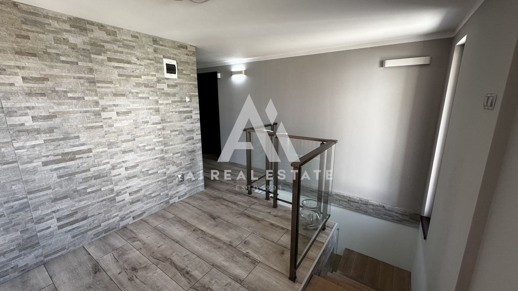 Двуетажна къща с гараж и двор - 0