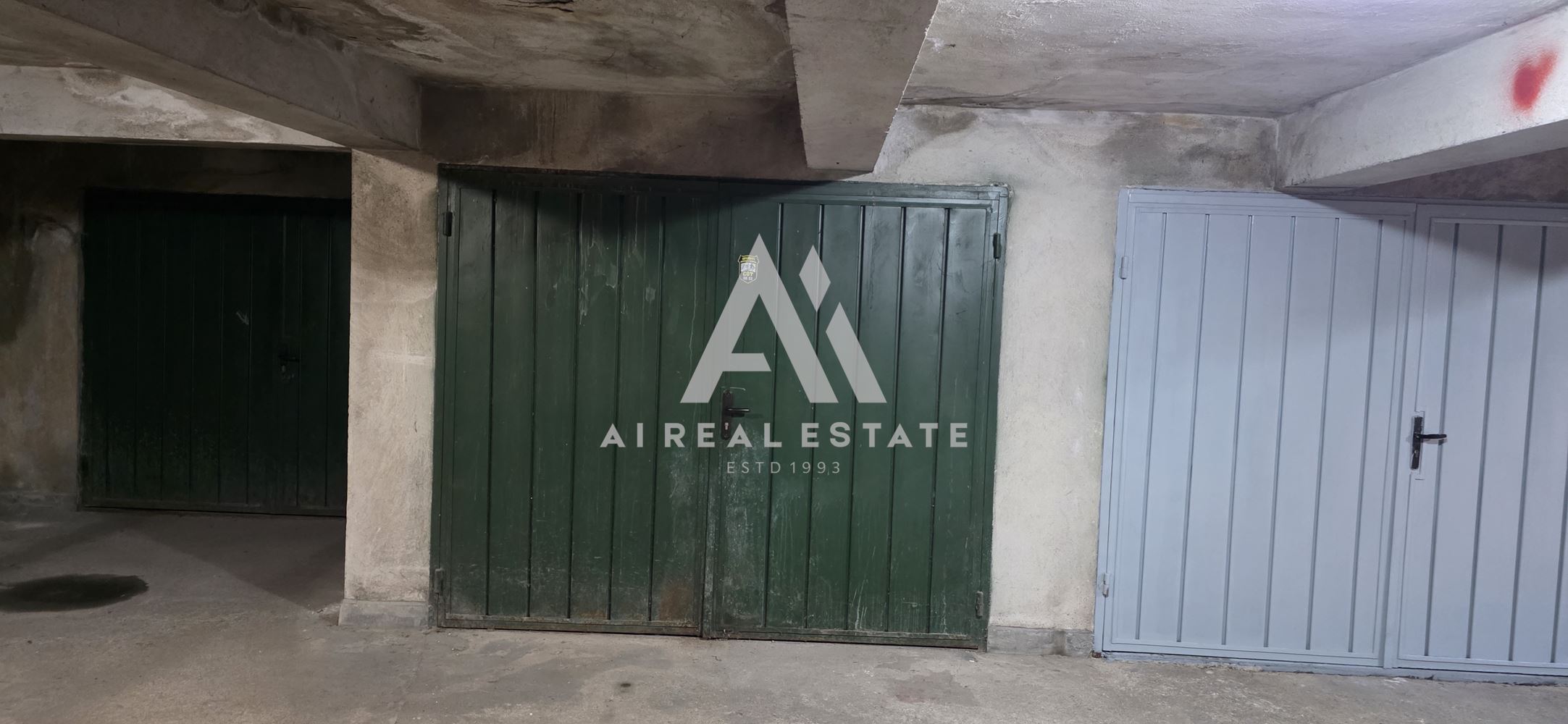 Подземен гараж, разположен на ниво -1 - 0