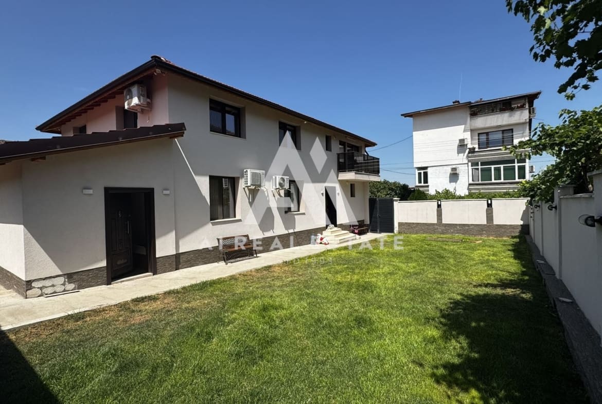 Двуетажна къща с гараж и двор - 0