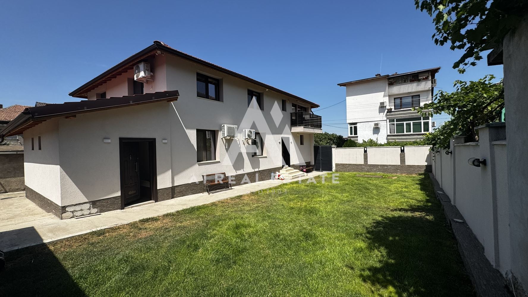 Двуетажна къща с гараж и двор - 0