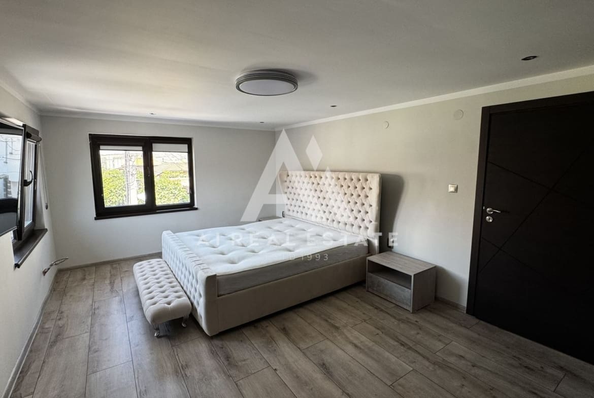 Двуетажна къща с гараж и двор - 0