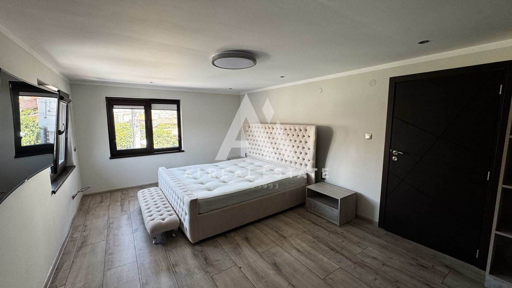 Двуетажна къща с гараж и двор - 0