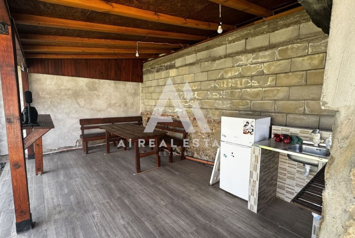 Двуетажна къща с гараж и двор - 0