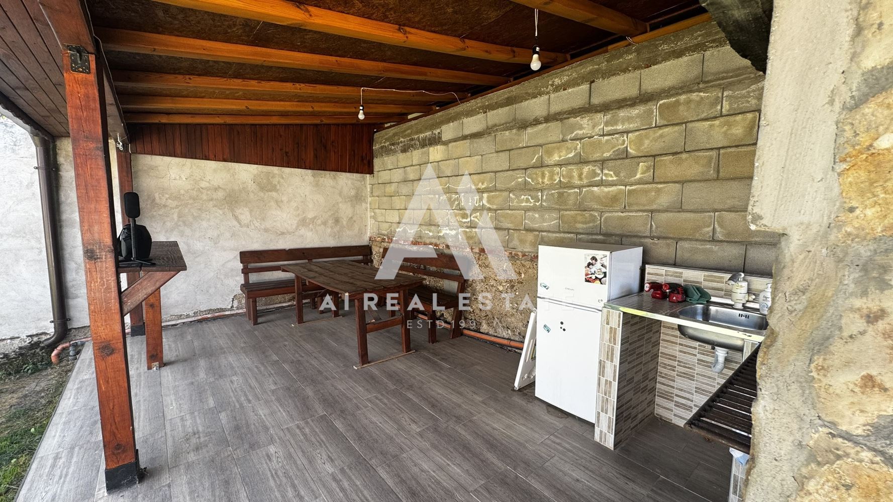 Двуетажна къща с гараж и двор - 0