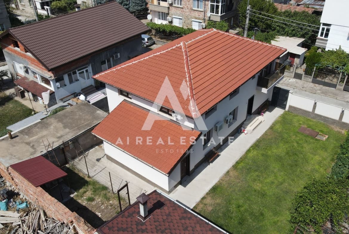 Двуетажна къща с гараж и двор - 0