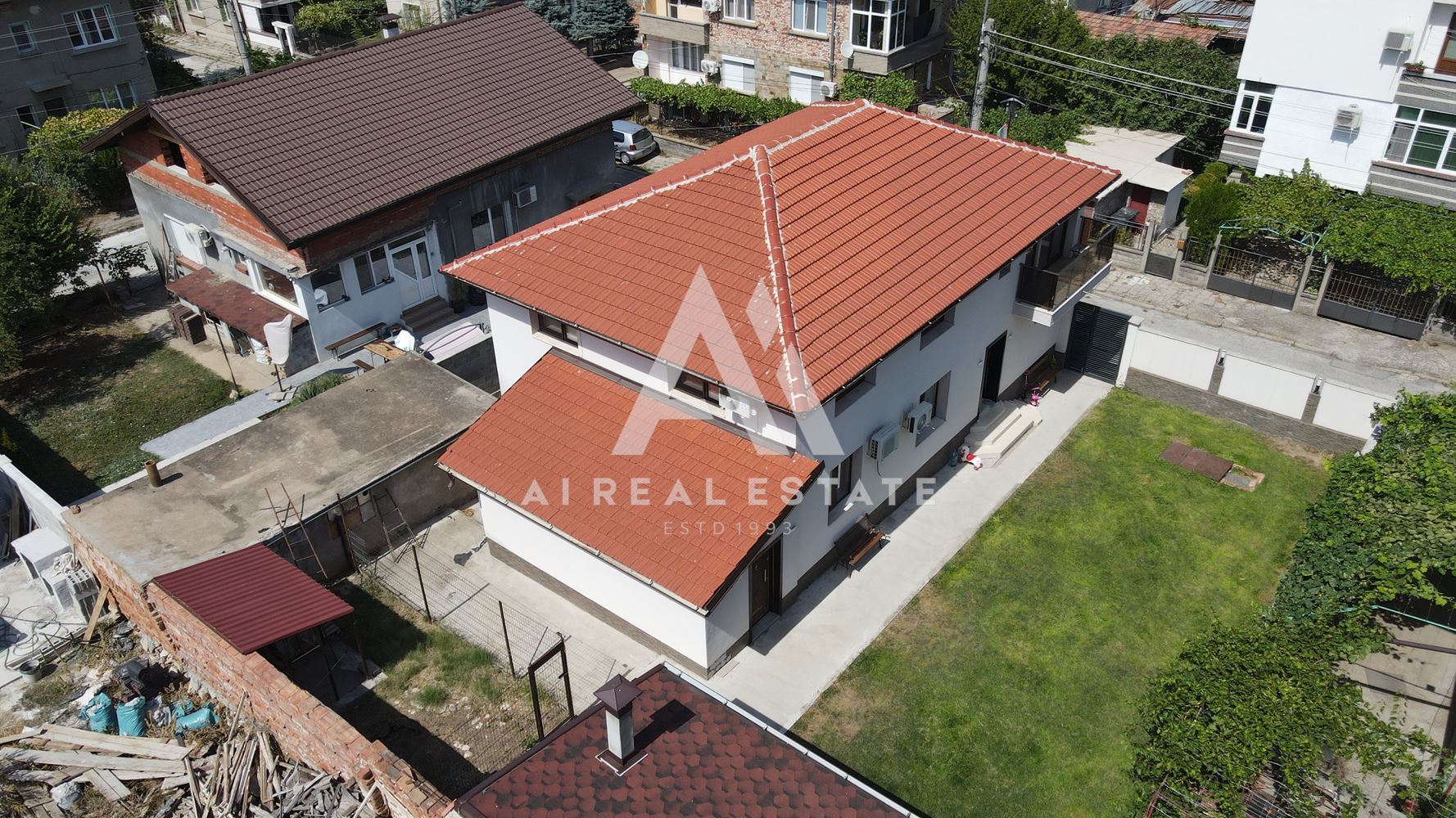 Двуетажна къща с гараж и двор - 0