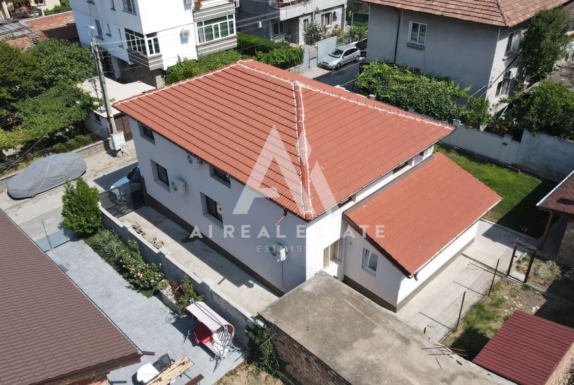 Двуетажна къща с гараж и двор - 0