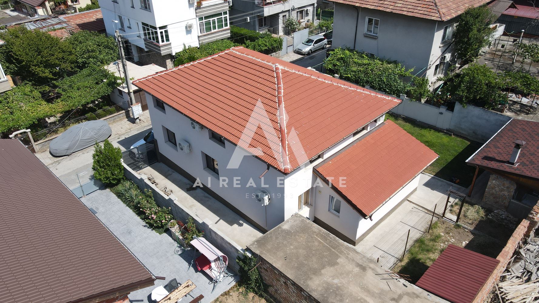 Двуетажна къща с гараж и двор - 0