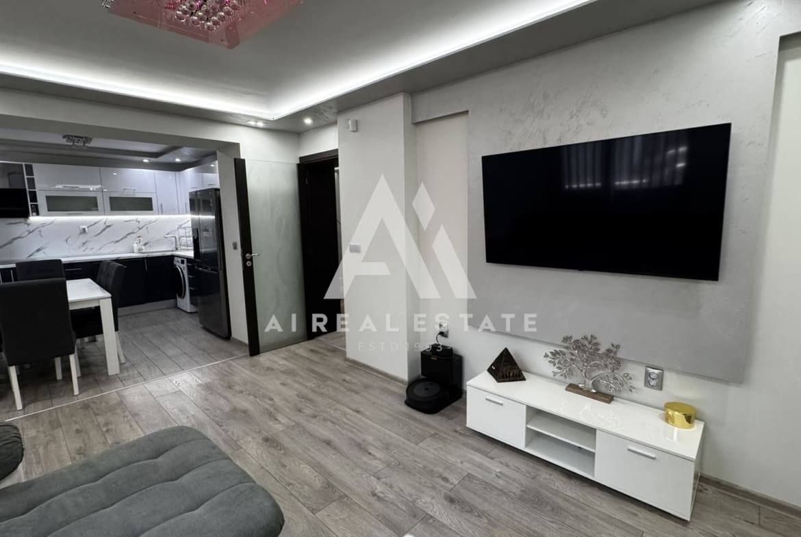 Двуетажна къща с гараж и двор - 0