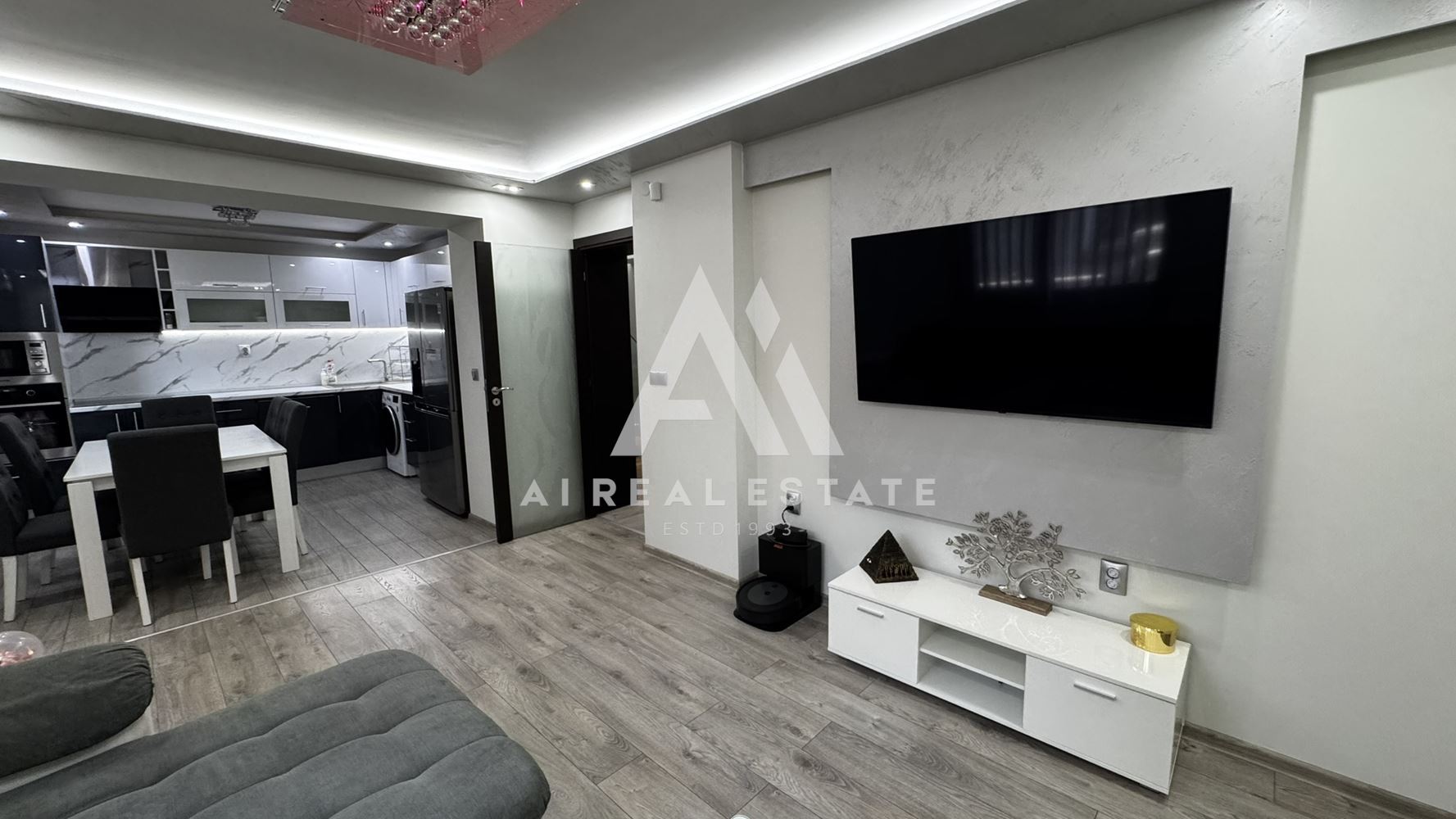 Двуетажна къща с гараж и двор - 0