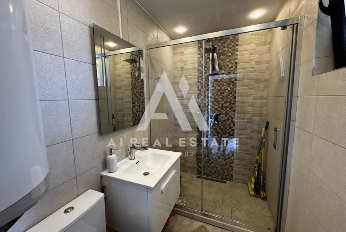 Двуетажна къща с гараж и двор - 0