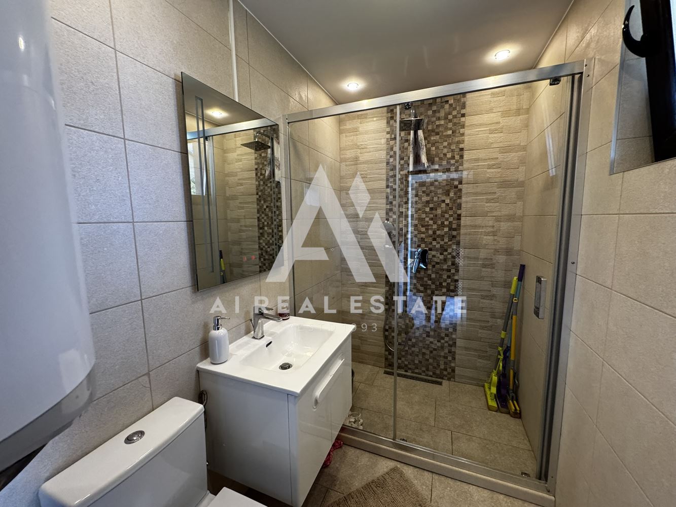 Двуетажна къща с гараж и двор - 0