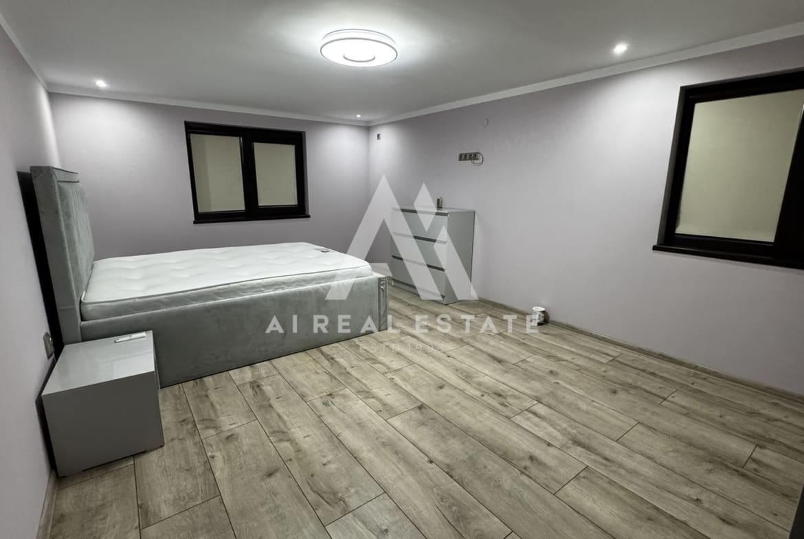 Двуетажна къща с гараж и двор - 0