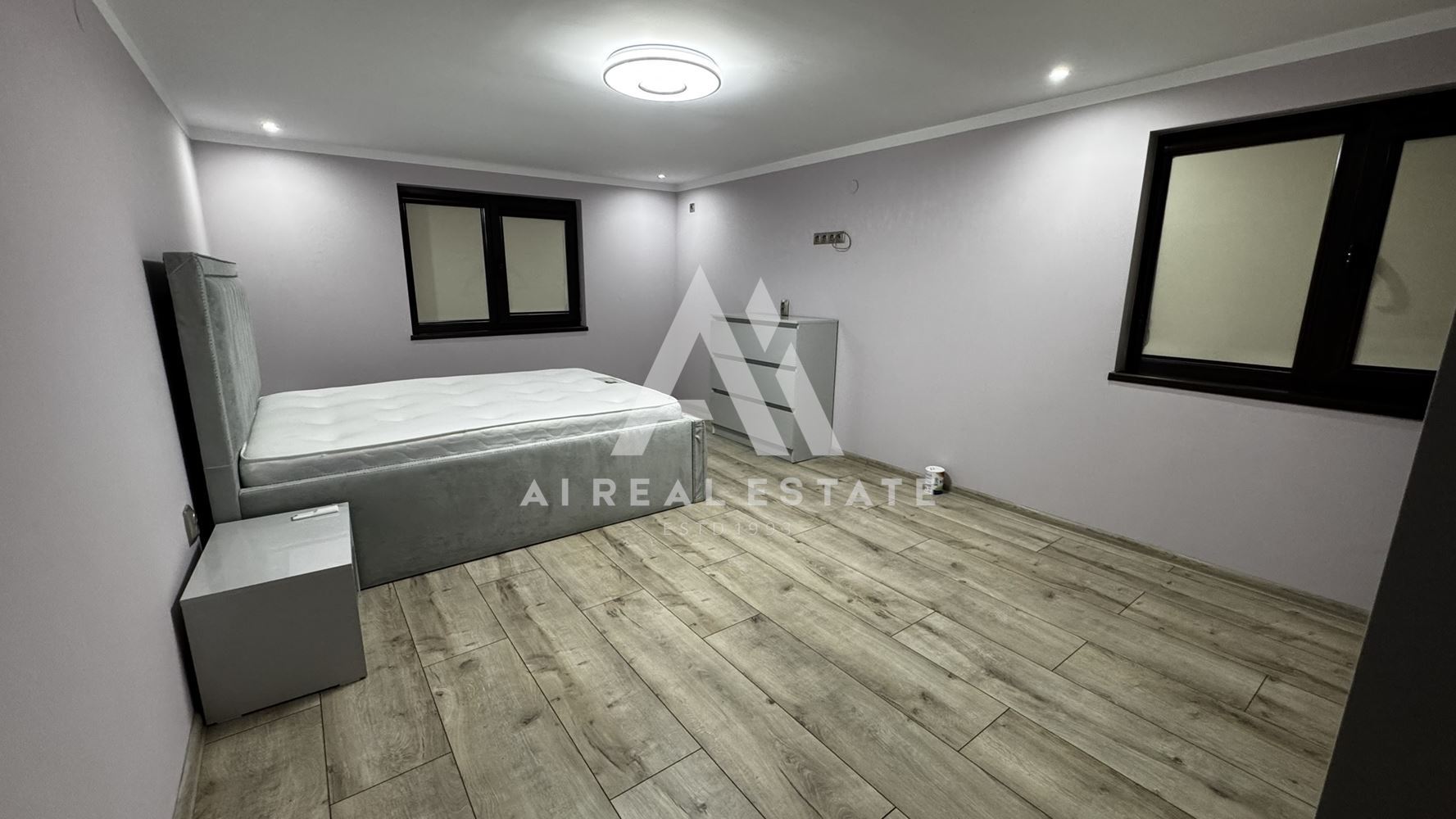 Двуетажна къща с гараж и двор - 0