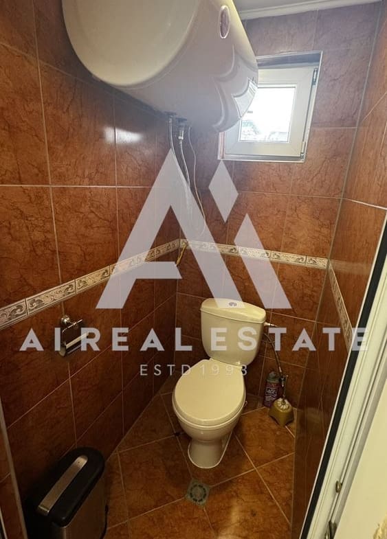 Двуетажна къща с гараж и двор - 0