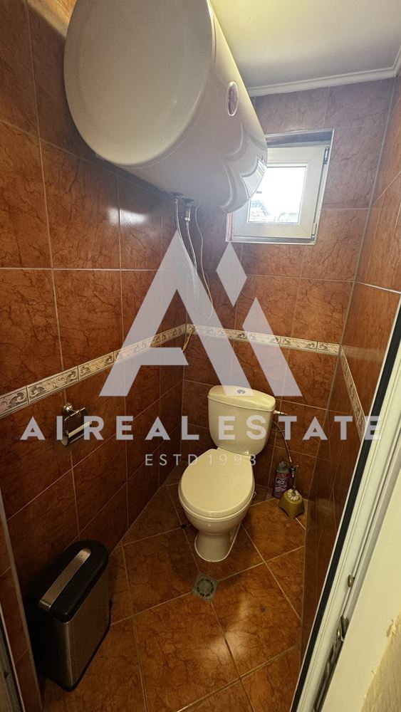 Двуетажна къща с гараж и двор - 0