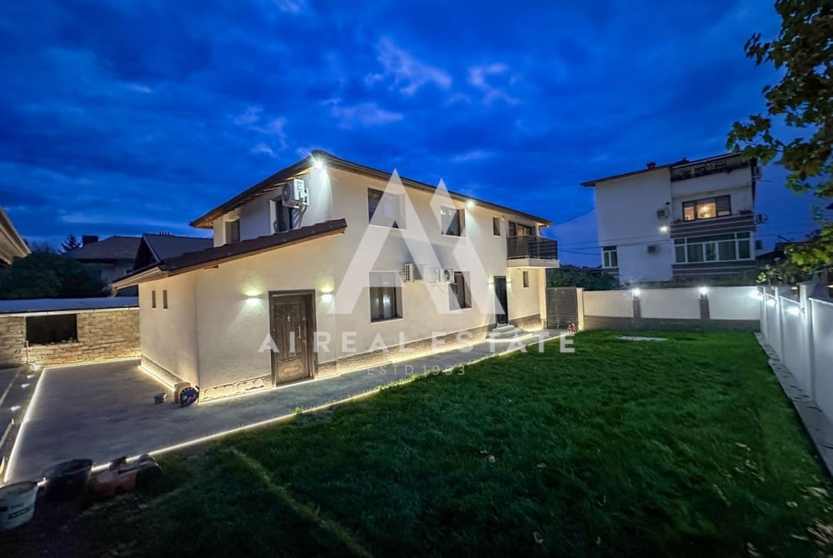 Двуетажна къща с гараж и двор - 0