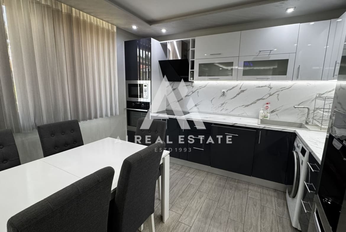 Двуетажна къща с гараж и двор - 0