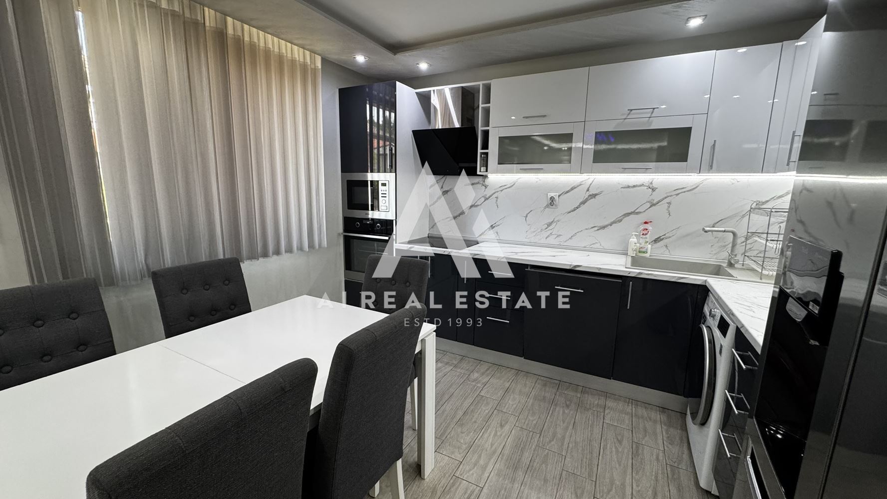 Двуетажна къща с гараж и двор - 0