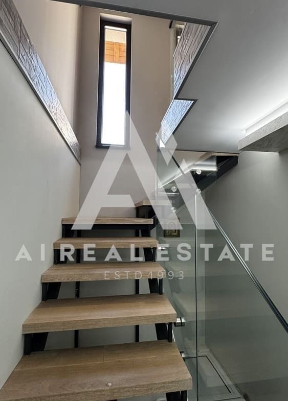 Двуетажна къща с гараж и двор - 0