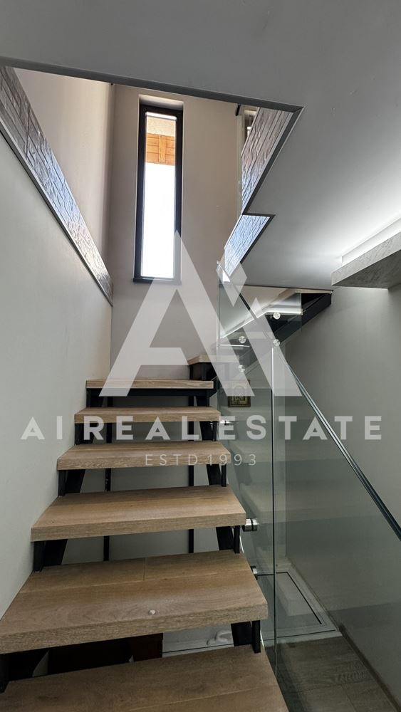 Двуетажна къща с гараж и двор - 0