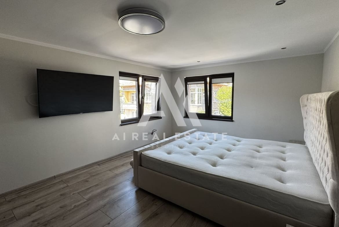 Двуетажна къща с гараж и двор - 0