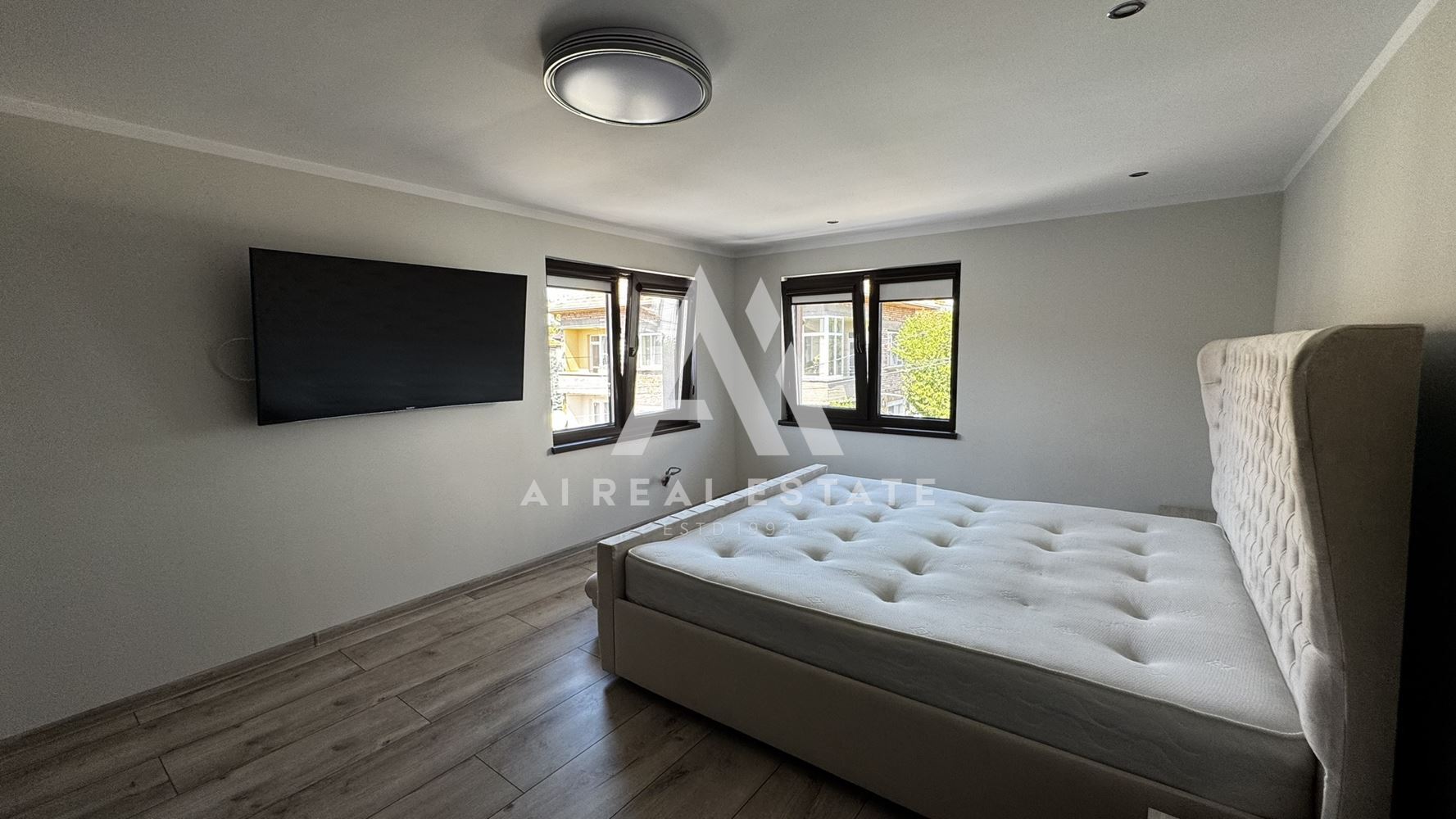 Двуетажна къща с гараж и двор - 0