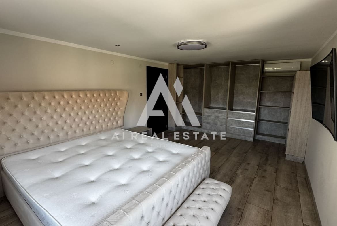 Двуетажна къща с гараж и двор - 0