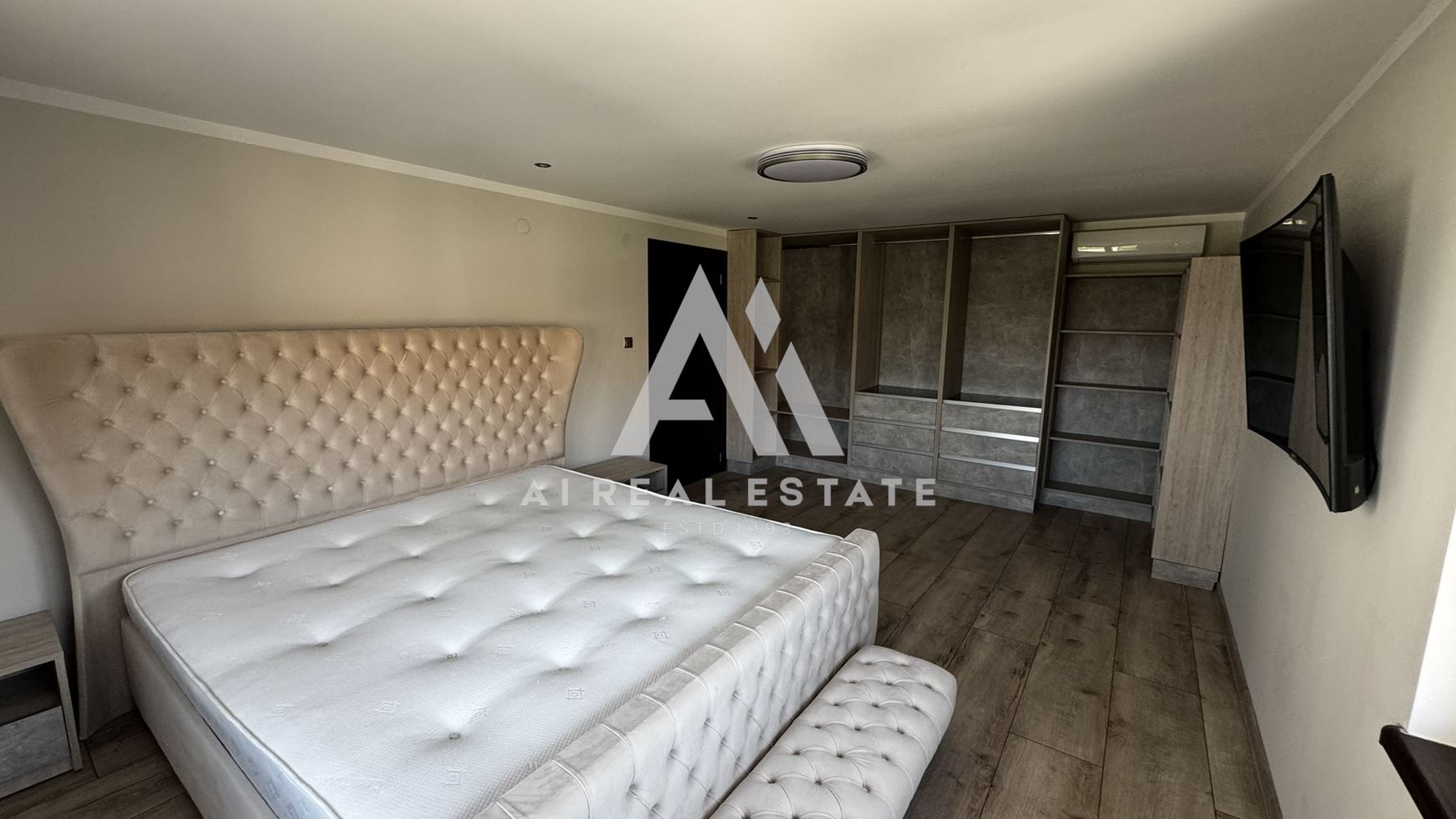 Двуетажна къща с гараж и двор - 0