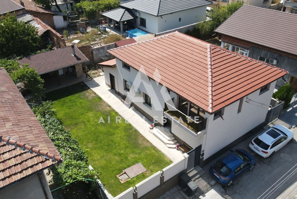 Двуетажна къща с гараж и двор - 0