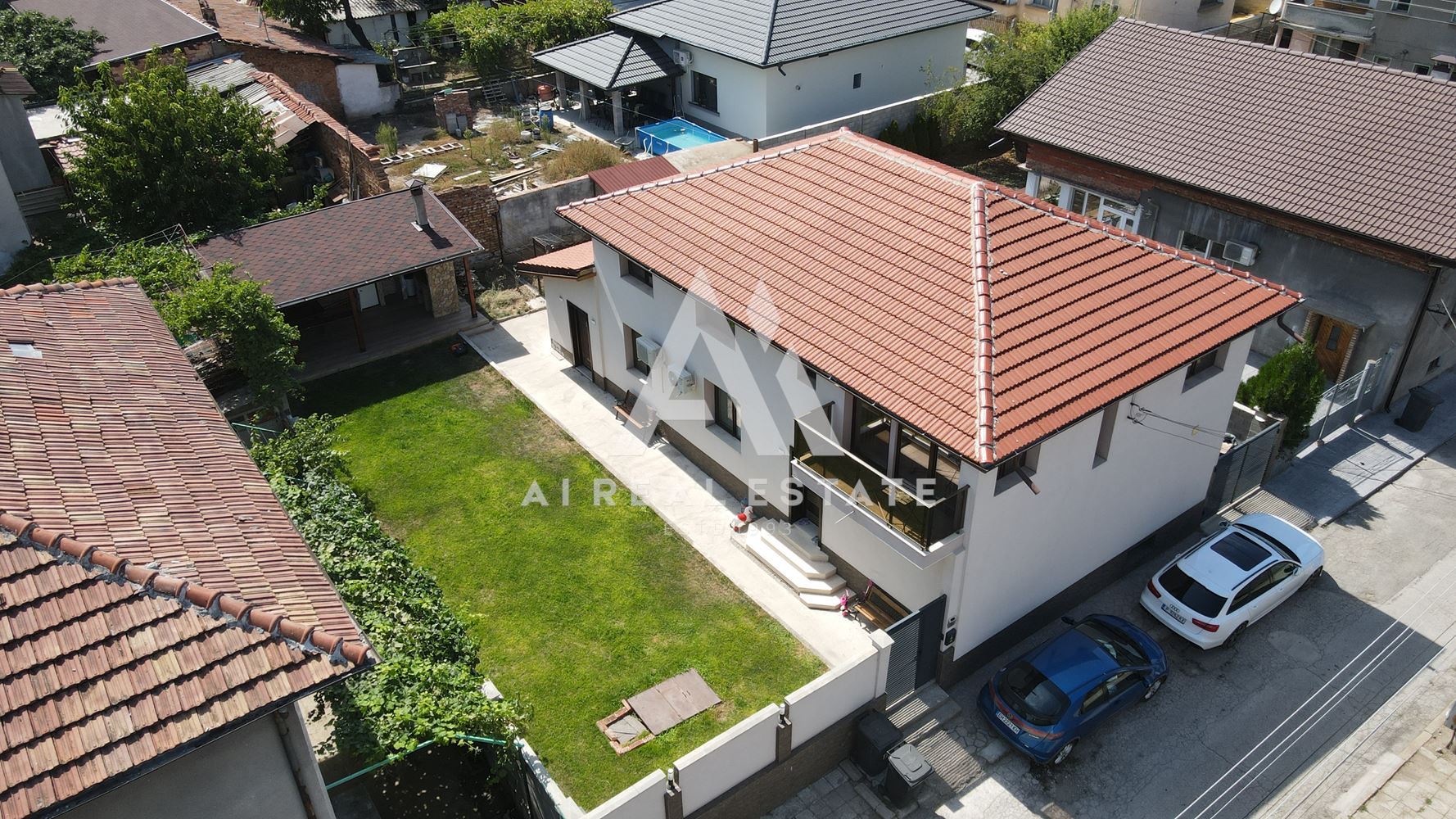 Двуетажна къща с гараж и двор - 0