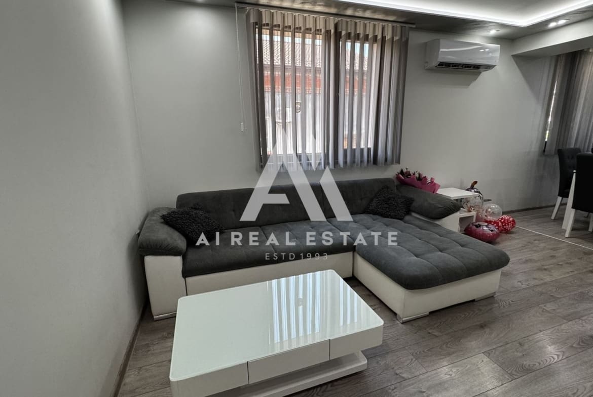 Двуетажна къща с гараж и двор - 0