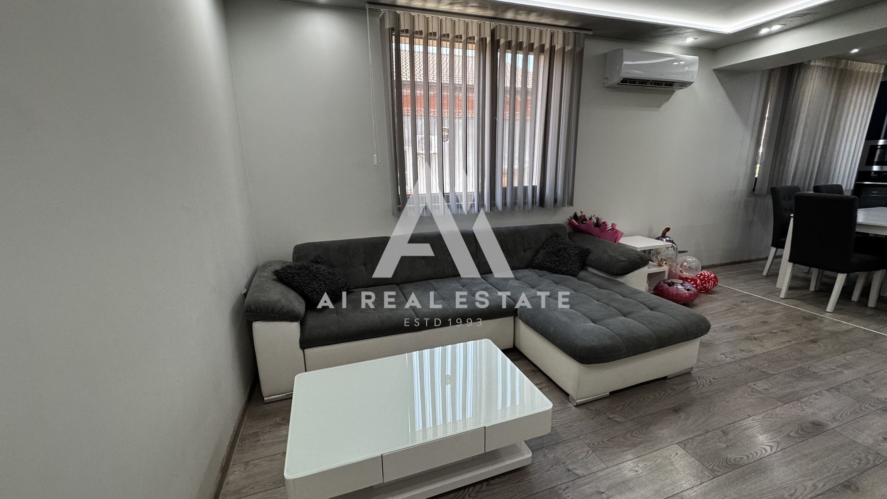 Двуетажна къща с гараж и двор - 0