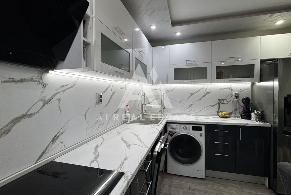 Двуетажна къща с гараж и двор - 0