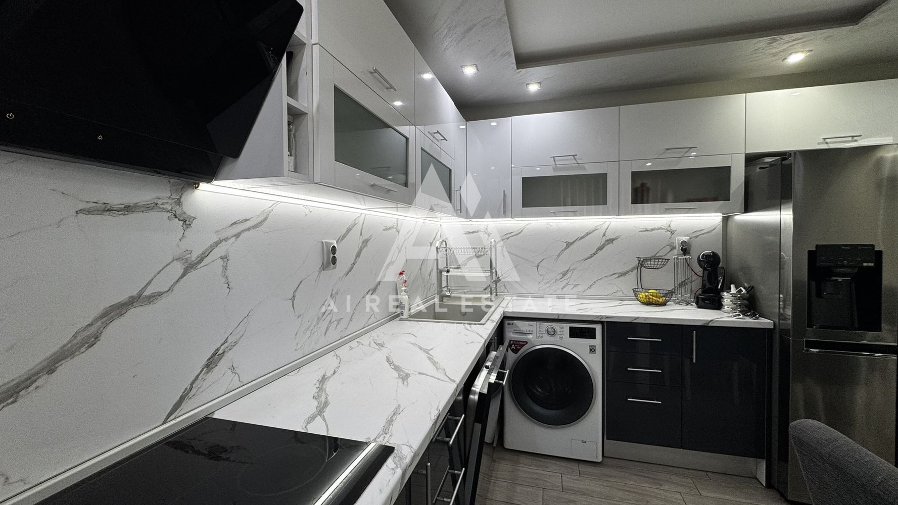 Двуетажна къща с гараж и двор - 0