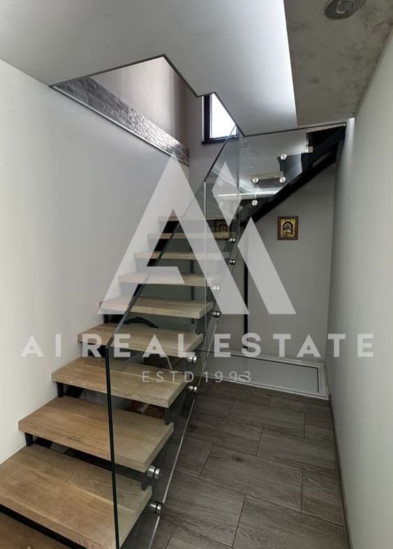 Двуетажна къща с гараж и двор - 0