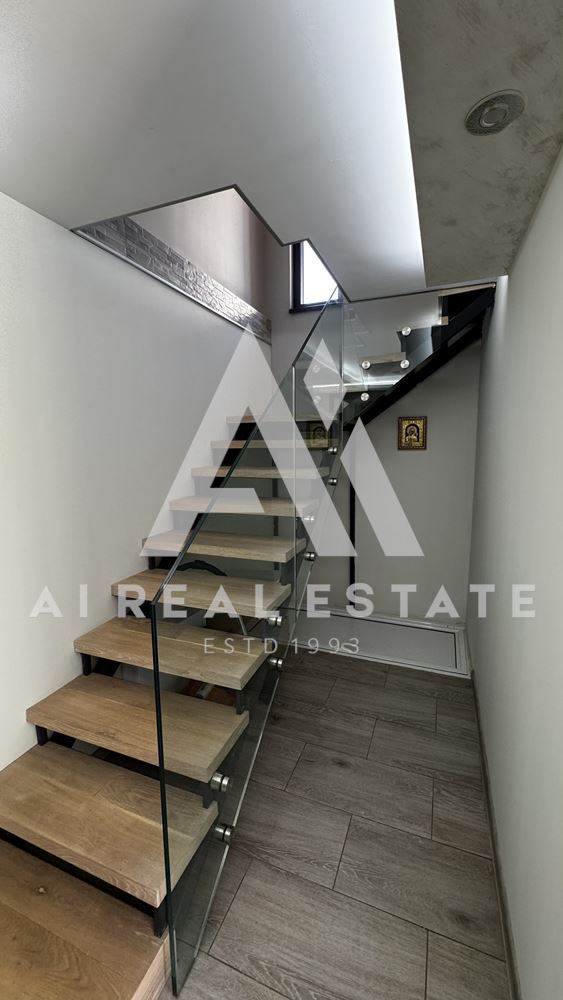 Двуетажна къща с гараж и двор - 0