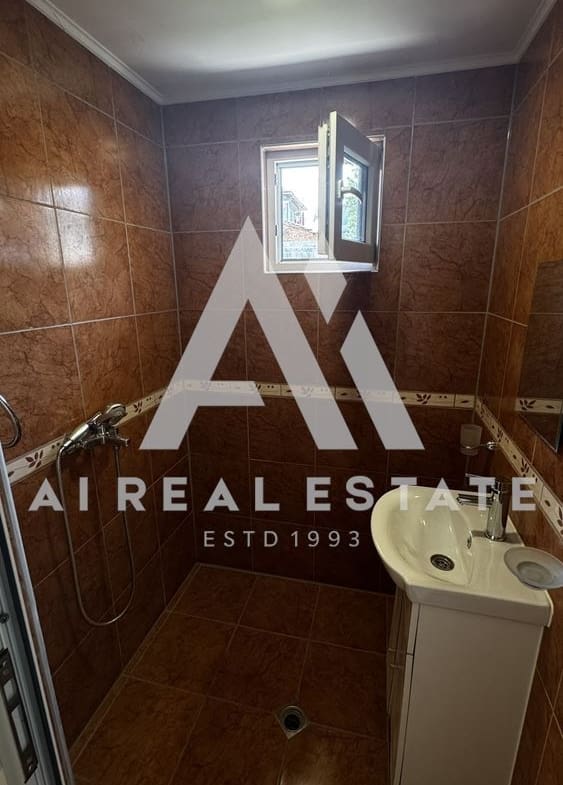 Двуетажна къща с гараж и двор - 0