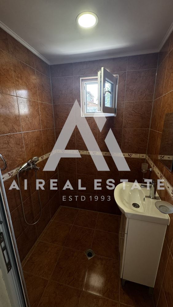 Двуетажна къща с гараж и двор - 0