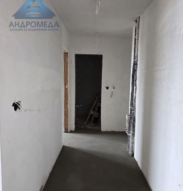 Тристаен апартамент в затворен комплекс – ново строителство, очакван Акт 16 декември 2025 г. - 0