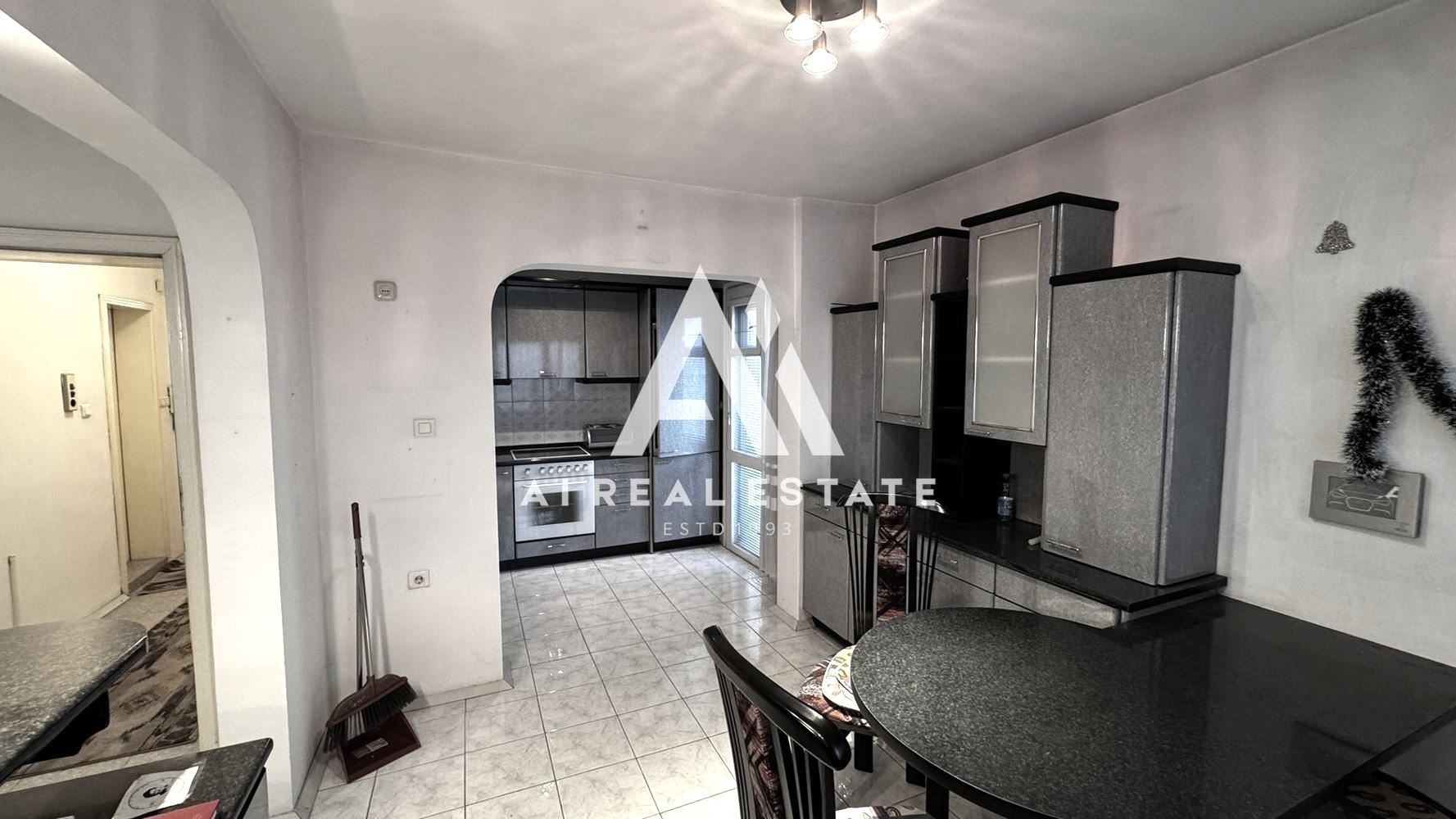 🏡 Луксозен четиристаен апартамент с площ 255 кв.м и двоен гараж – до идеален център и Медицински университет, Плевен - 0