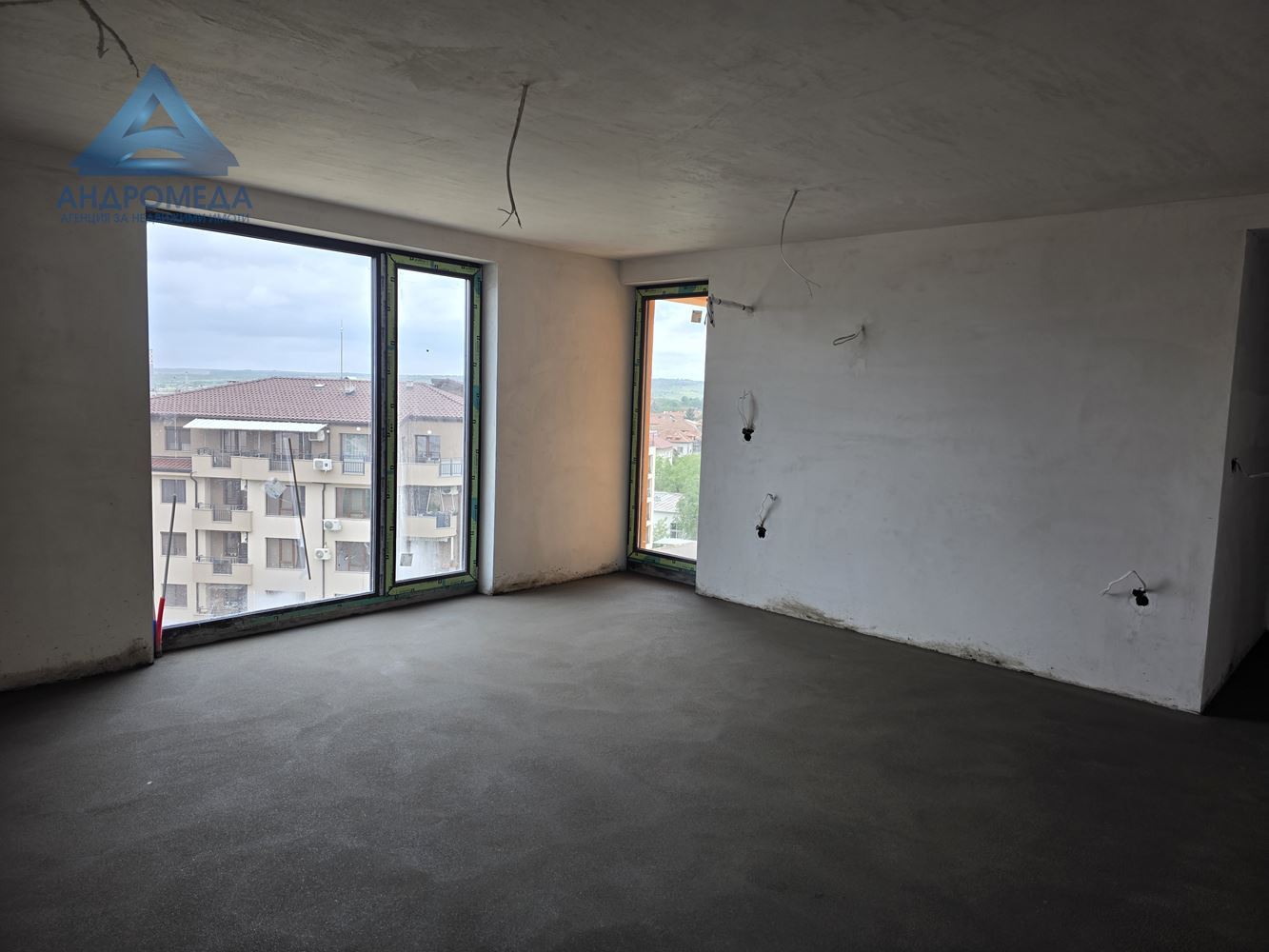 Тристаен апартамент в затворен комплекс – ново строителство, очакван Акт 16 декември 2025 г. - 0