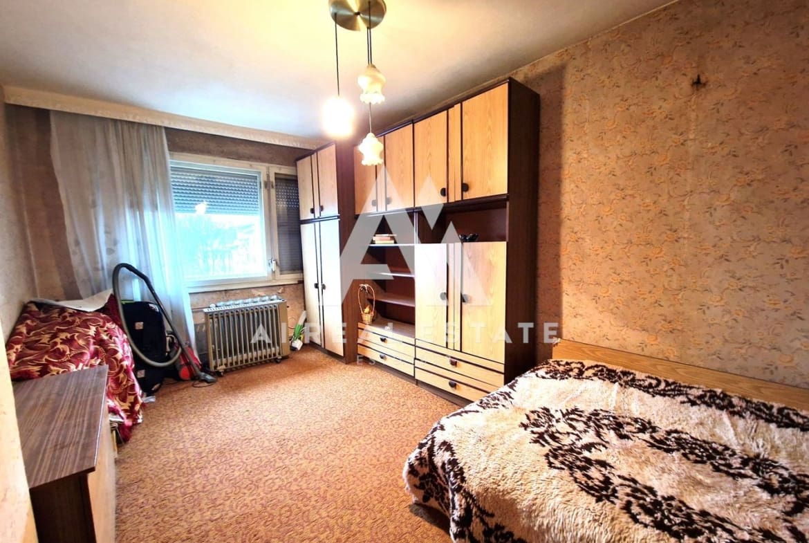 Продава четиристаен апартамент - 0