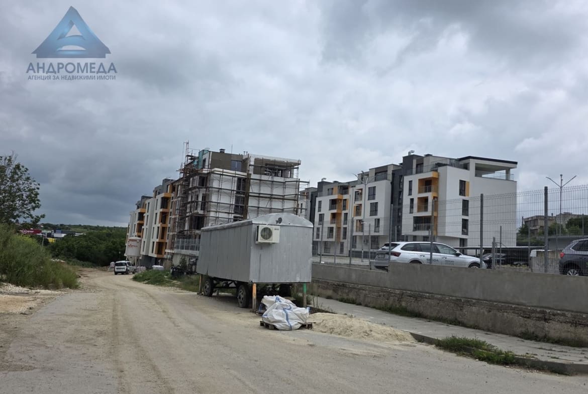 Тристаен апартамент в затворен комплекс – ново строителство, очакван Акт 16 декември 2025 г. - 0