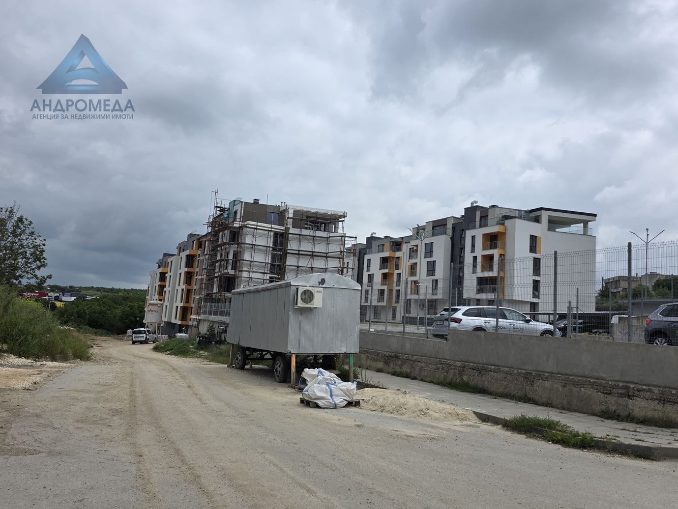 Тристаен апартамент в затворен комплекс – ново строителство, очакван Акт 16 декември 2025 г. - 0